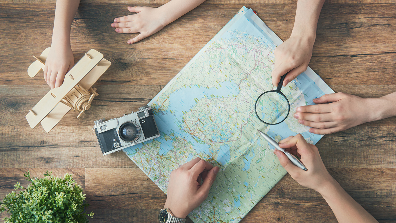 地図の上にカメラと飛行機の模型が置いてある画像