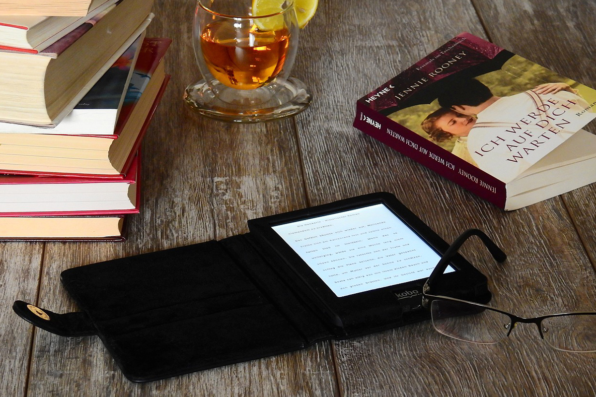 電子書籍と本の画像