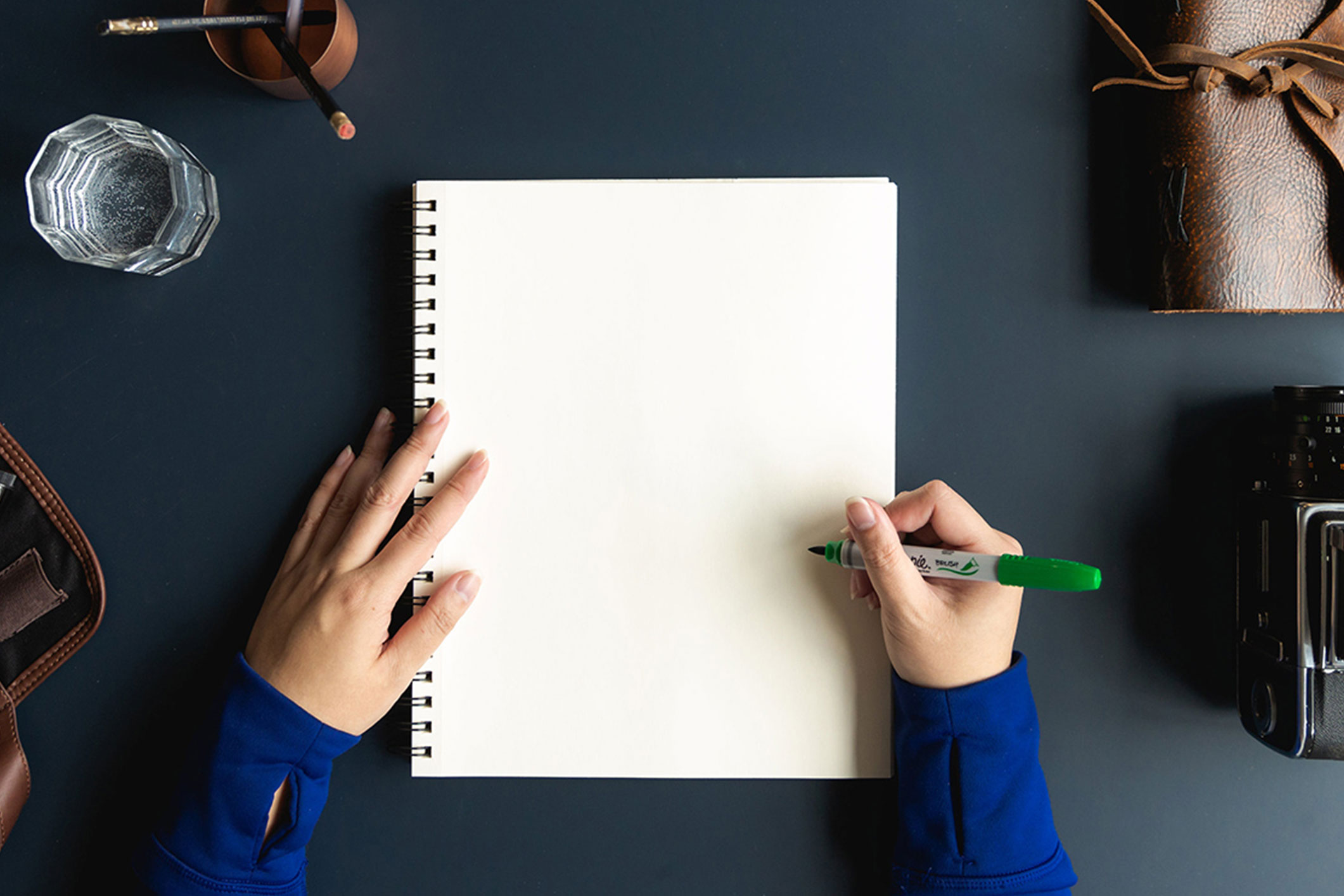 ノートに字を書こうとしている画像